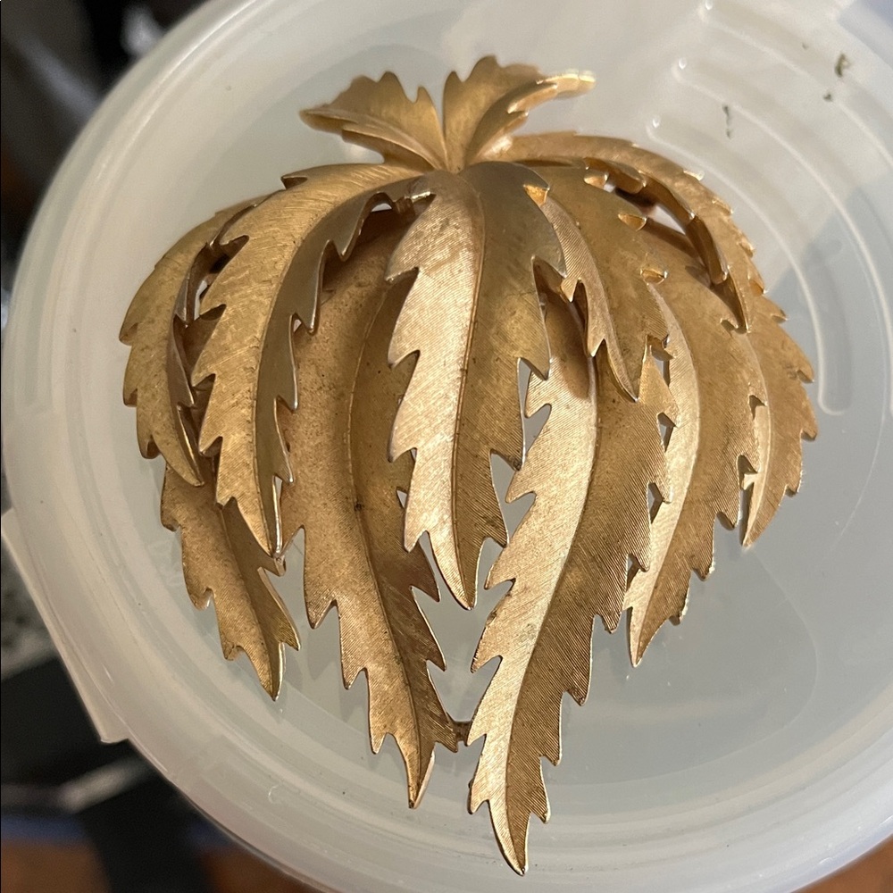 Elegant Gold Leaf Home Accent